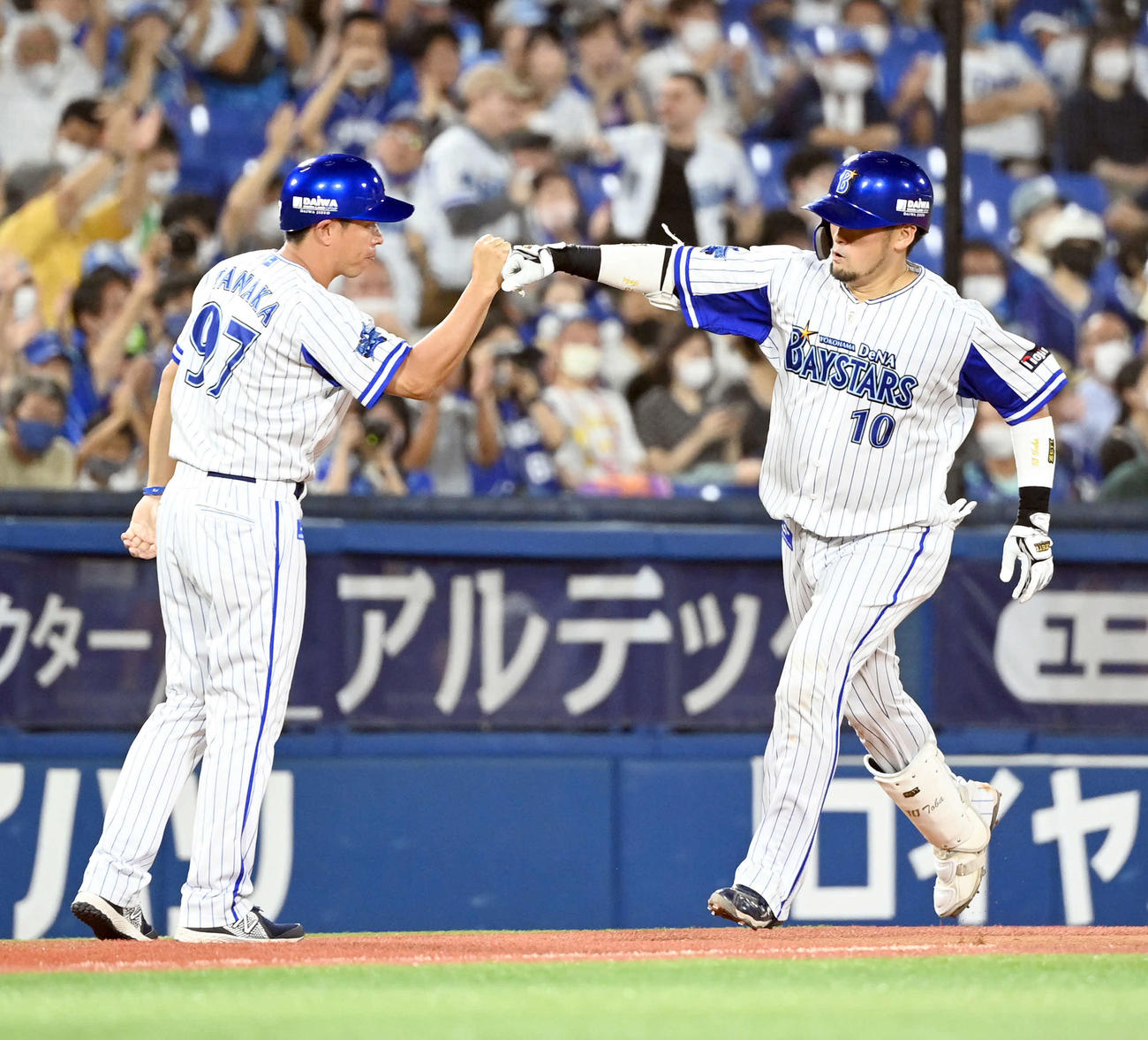 DeNA対中日　5回裏DeNA2死、同点のソロ本塁打を放った戸柱（撮影・たえ見朱実）