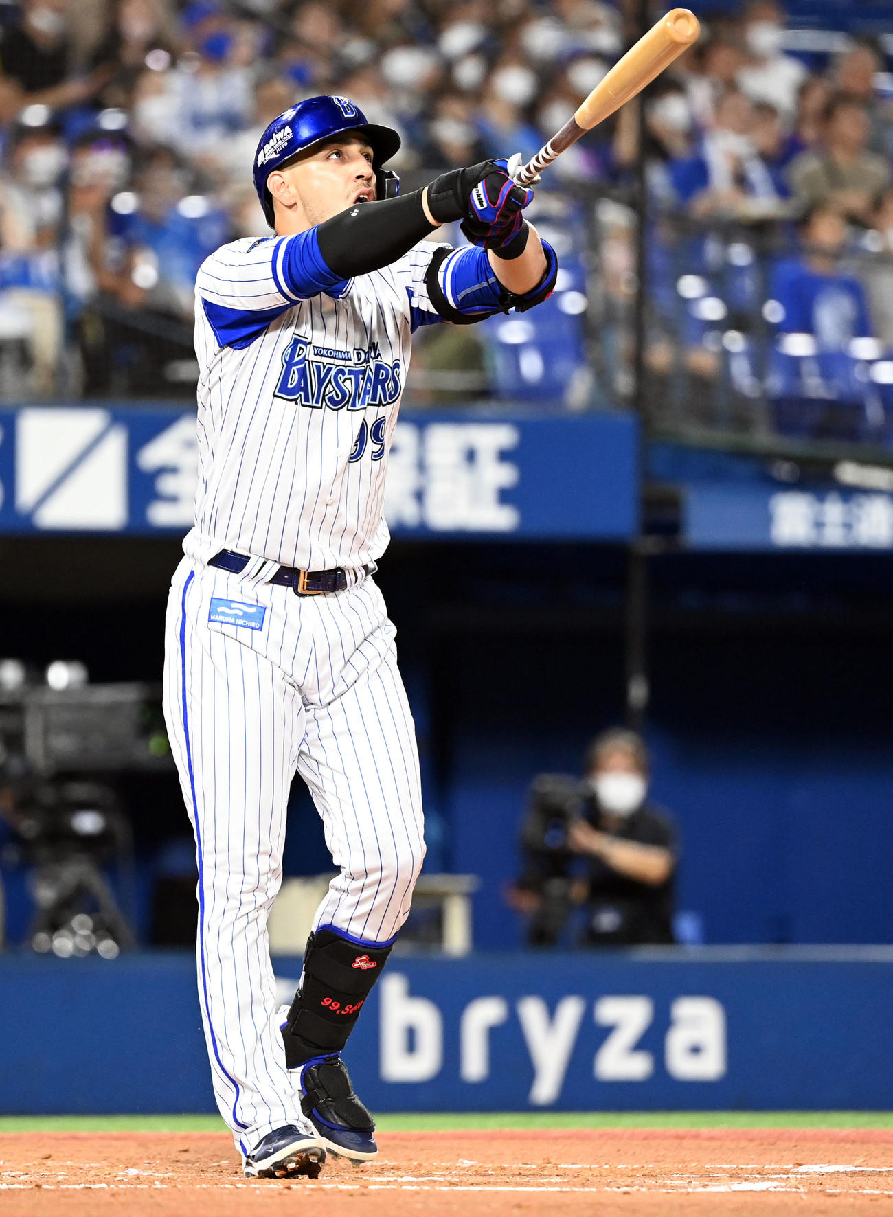 DeNA対中日　2回裏DeNA2死、右越えに同点のソロ本塁打を放ち打球の行方を見るソト（撮影・たえ見朱実）
