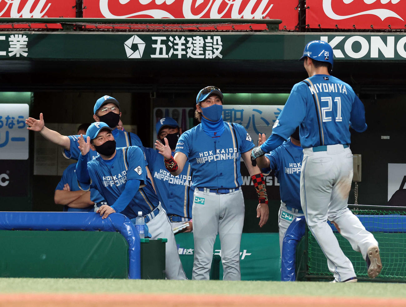 西武対日本ハム　7回表日本ハム2死一、三塁、打者松本剛の時、相手暴投で三塁走者清宮（右）が勝ち越しの生還を果たし、笑顔で迎える新庄監督（中央）ら（撮影・浅見桂子）