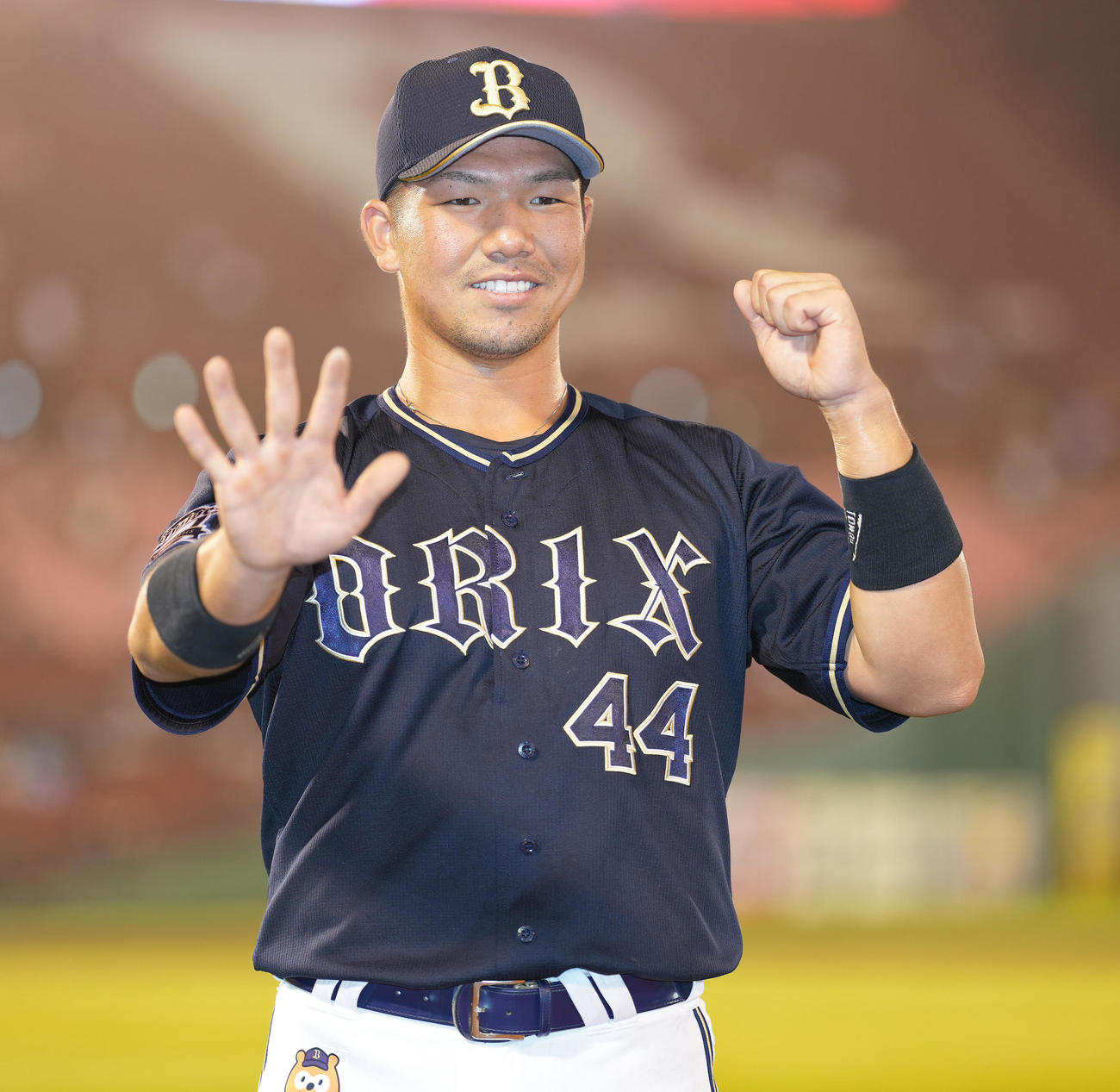 楽天対オリックス　ヒーローインタビュー後、笑顔で写真に納まるオリックス頓宮（撮影・鈴木みどり）