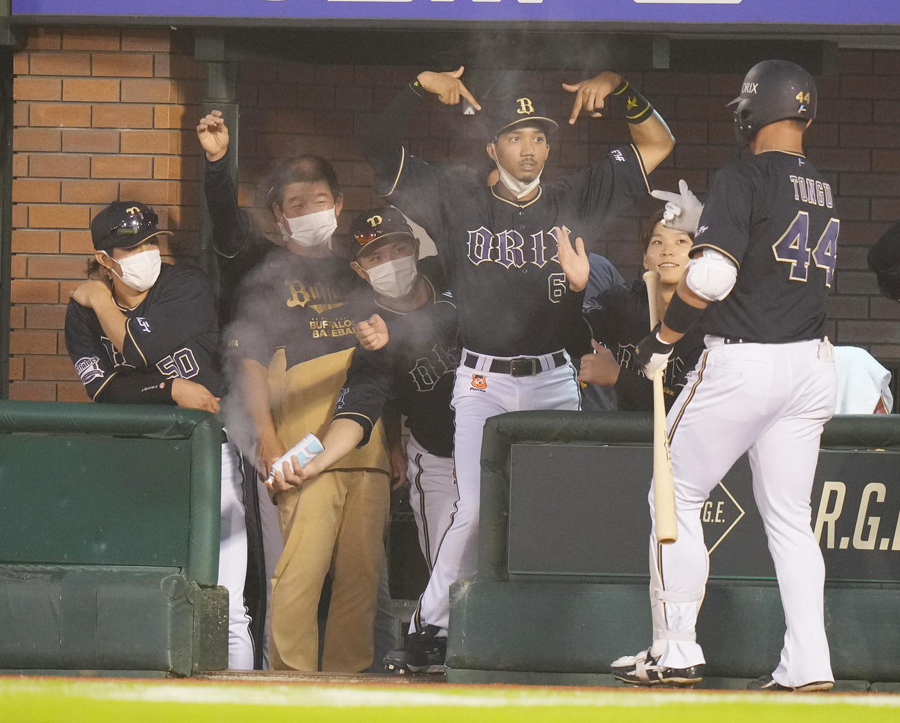 楽天対オリックス　2回表オリックス無死一塁、左越え2点本塁打を放った頓宮（右）をスプレーをかけて迎える若月（中央）（撮影・鈴木みどり）