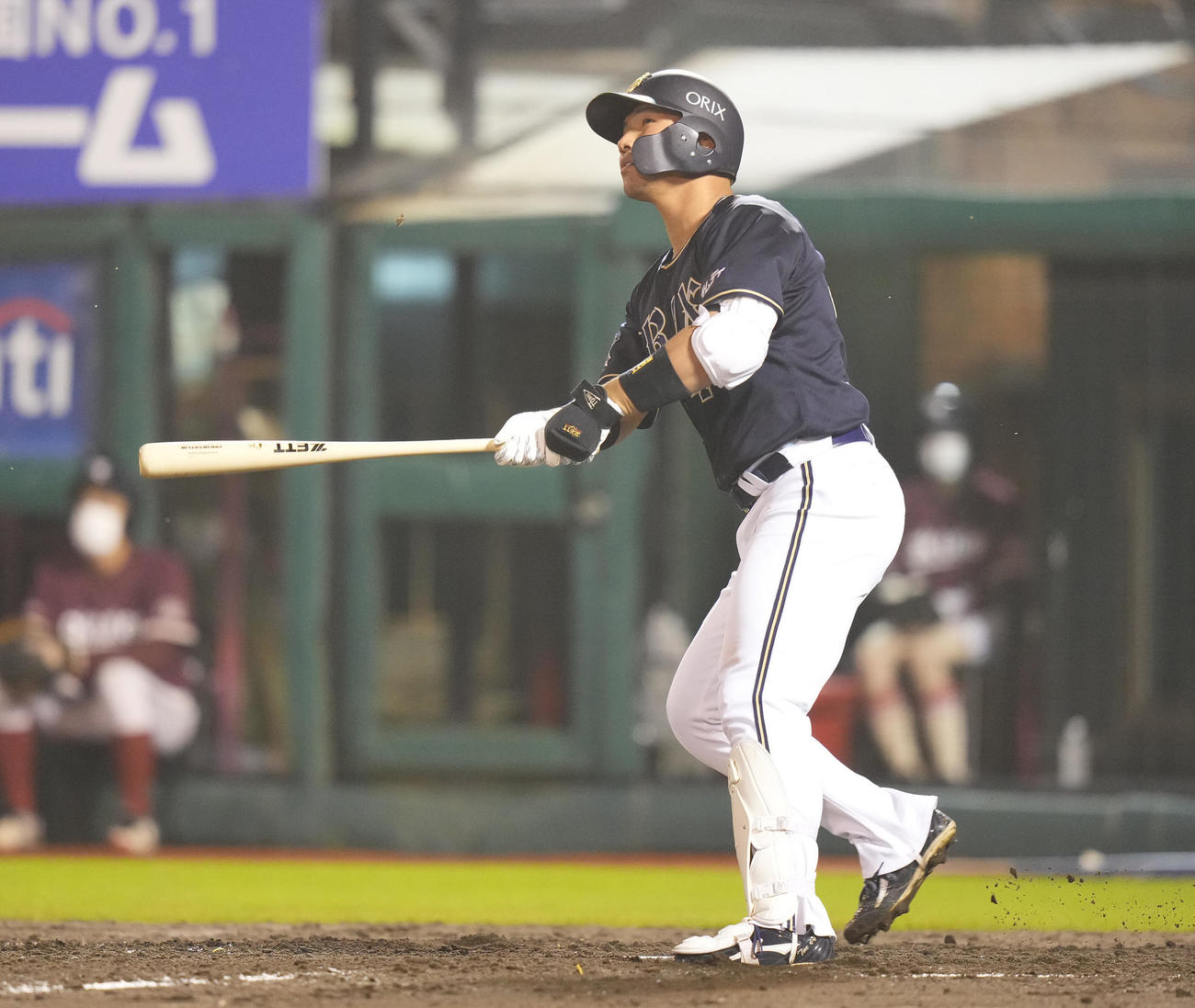 楽天対オリックス　3回表オリックス2死一、二塁、左越え3点本塁打放つ頓宮（撮影・鈴木みどり）