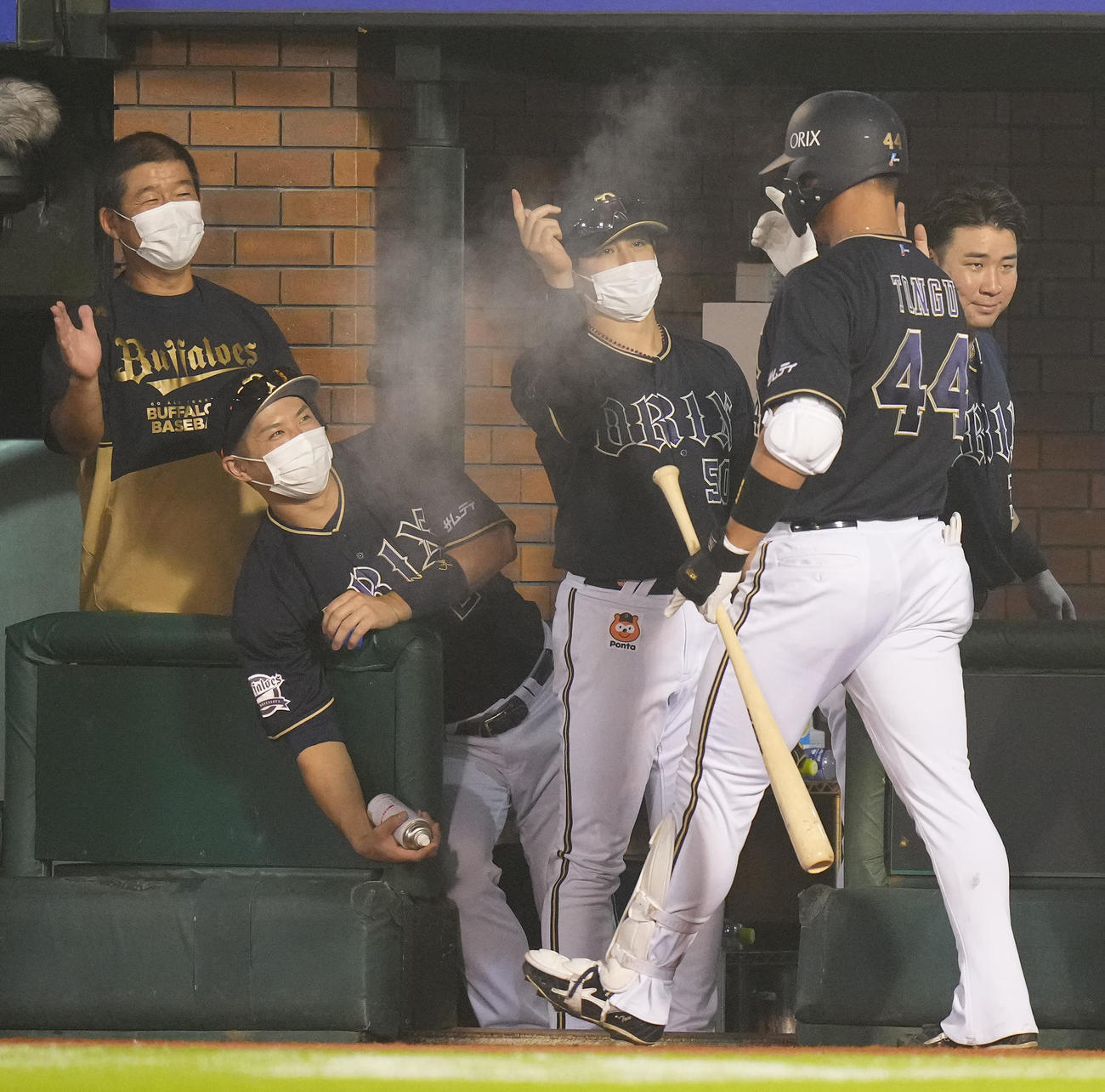 楽天対オリックス　3回表オリックス2死一、二塁、左越え3点本塁打放った頓宮（右手前）をスプレーをかけて迎える若月（左から2人目）（撮影・鈴木みどり）