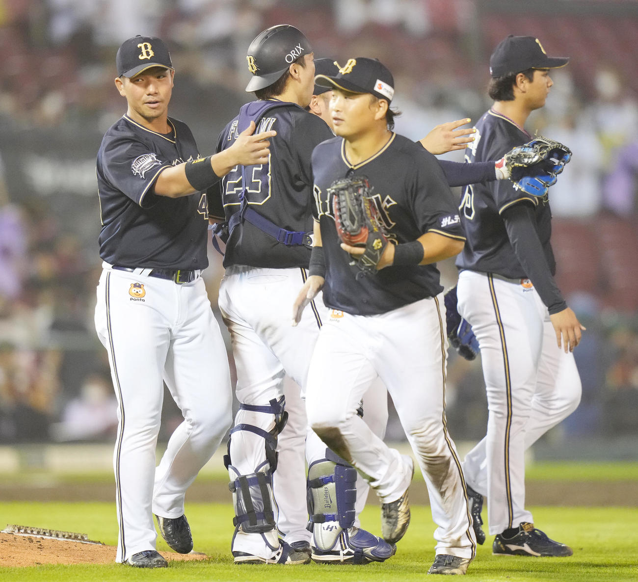 楽天対オリックス　楽天に連勝しタッチを交わす頓宮（左）らオリックスナイン（撮影・鈴木みどり）