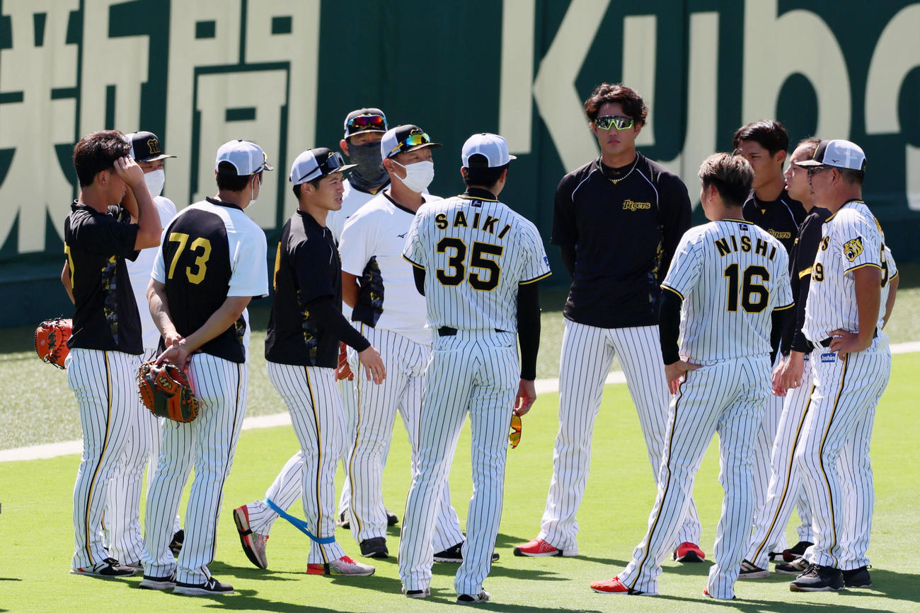 阪神対広島　坂本（左から4人目）も加わってミーティングを行う阪神投手陣（撮影・加藤哉）