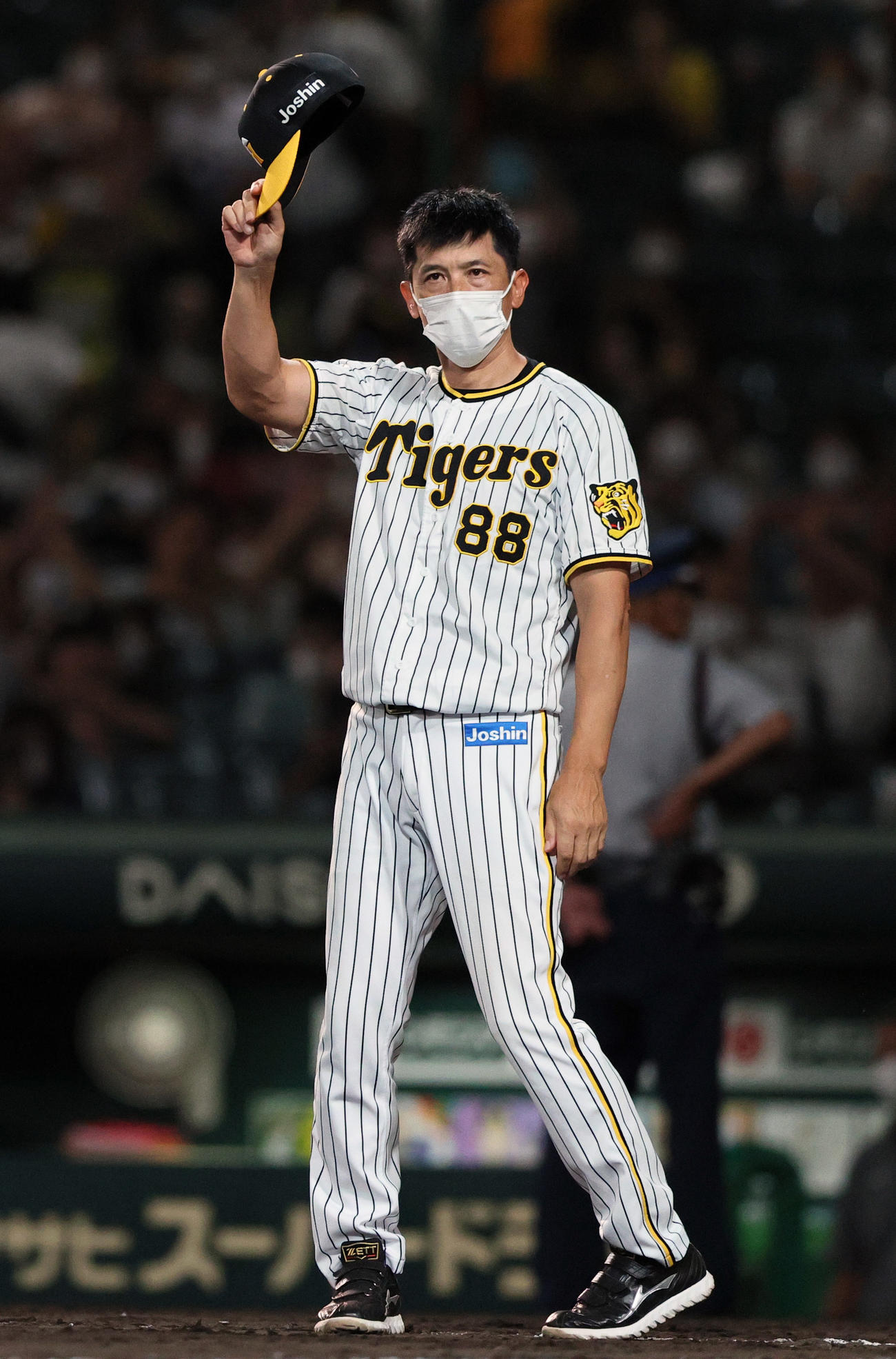 阪神対広島　広島に勝利しスタンドのファンにあいさつする阪神矢野監督（撮影・上山淳一）