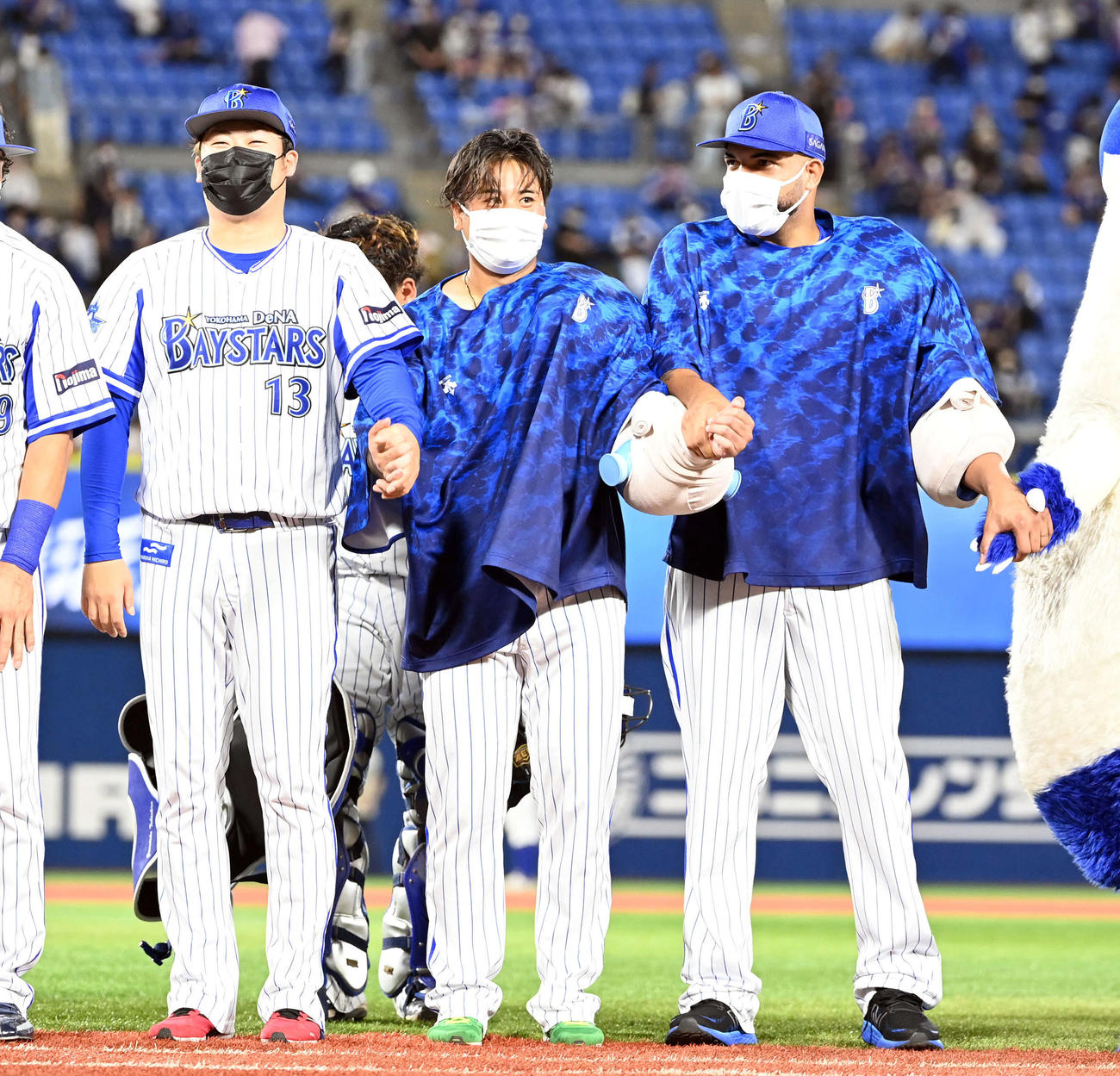 DeNA対中日　中日に勝利し笑顔を見せる、左からDeNA伊勢、浜口、エスコバー（撮影・たえ見朱実）