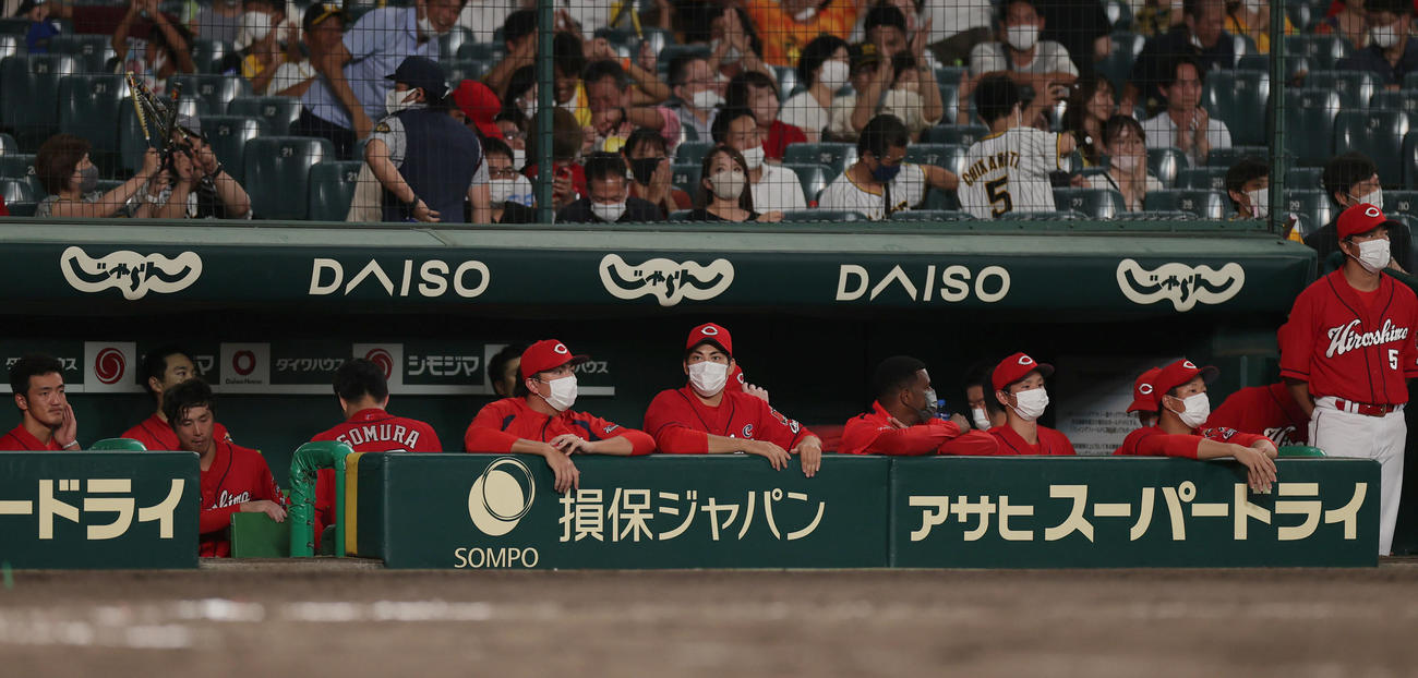 阪神対広島　阪神に敗れ、肩を落とす九里（中央）ら広島ナイン（撮影・前田充）
