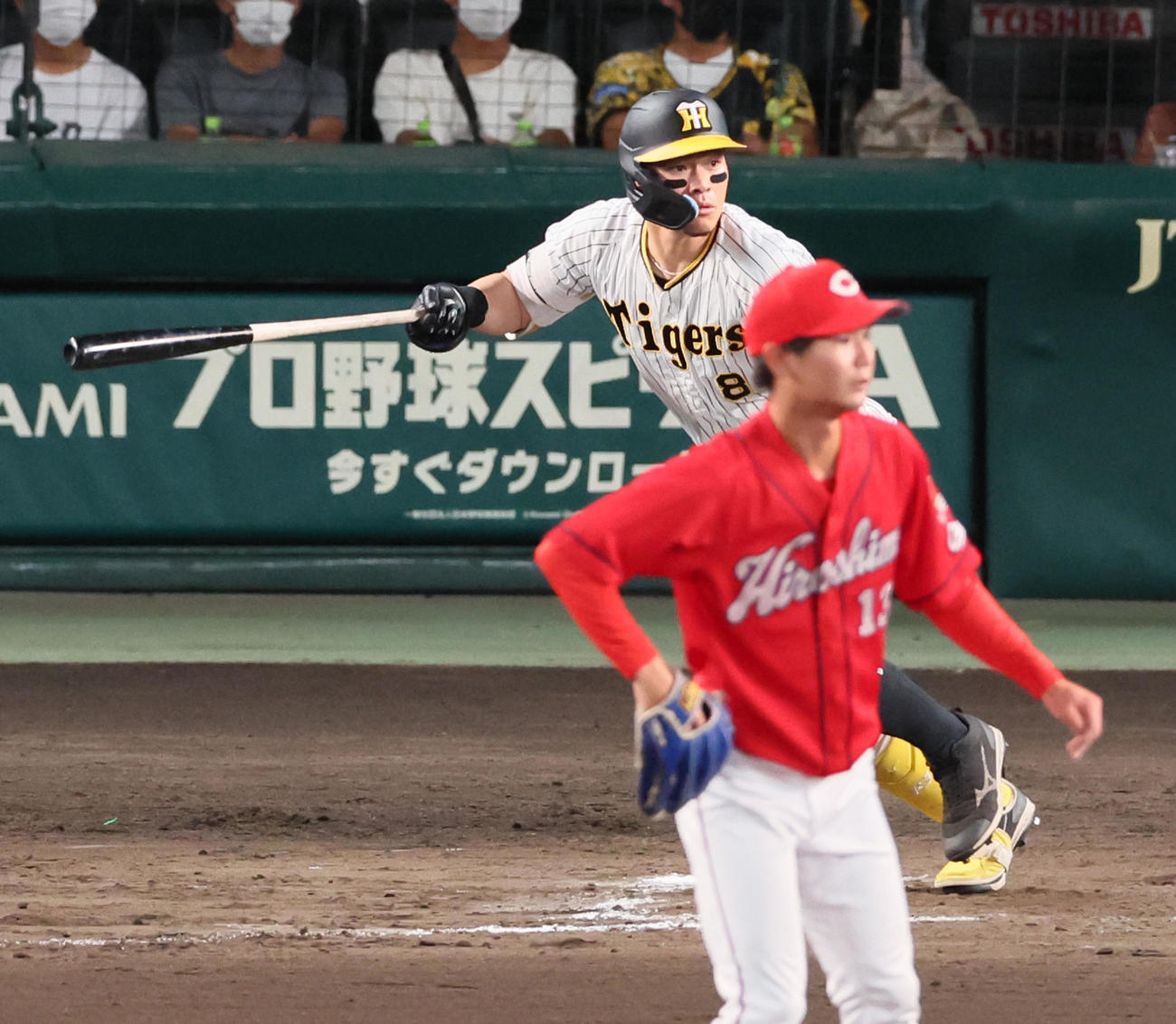阪神対広島　7回裏阪神1死一塁、佐藤輝は左へ二塁打を放つ。投手は森浦（撮影・加藤哉）