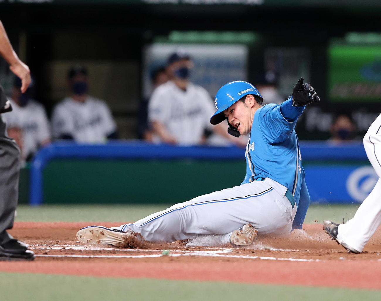 西武対日本ハム　7回表日本ハム2死一、三塁、暴投で清宮が生還（撮影・鈴木正人）