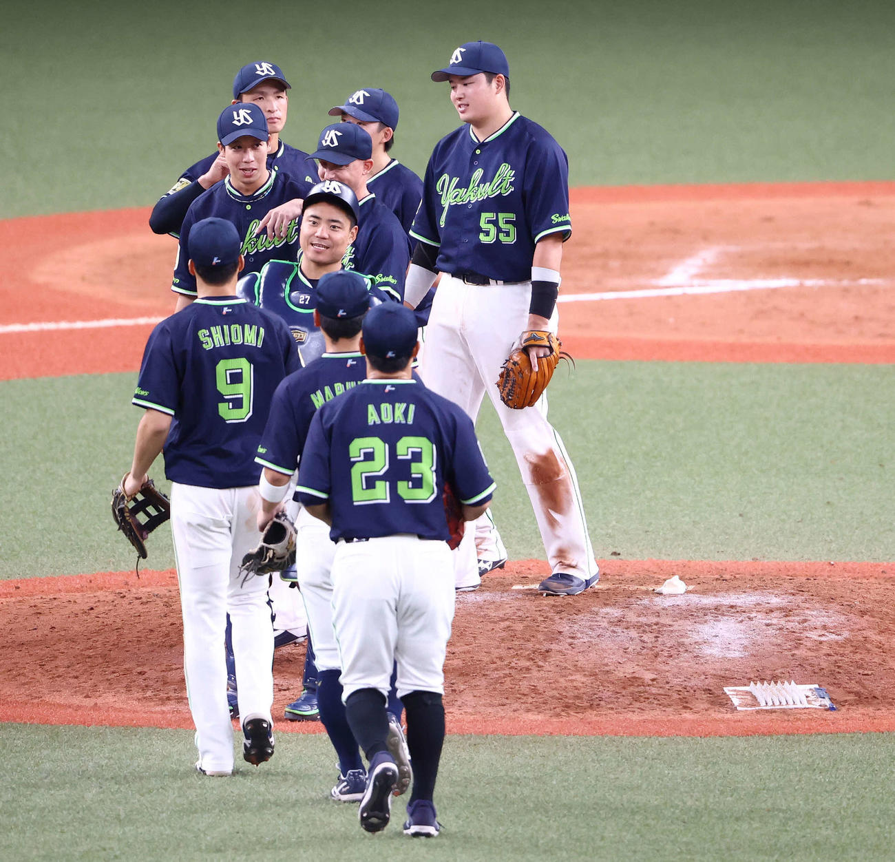 巨人対ヤクルト　巨人と引き分けで試合を終える村上（右端）らヤクルト・ナイン（撮影・河田真司）