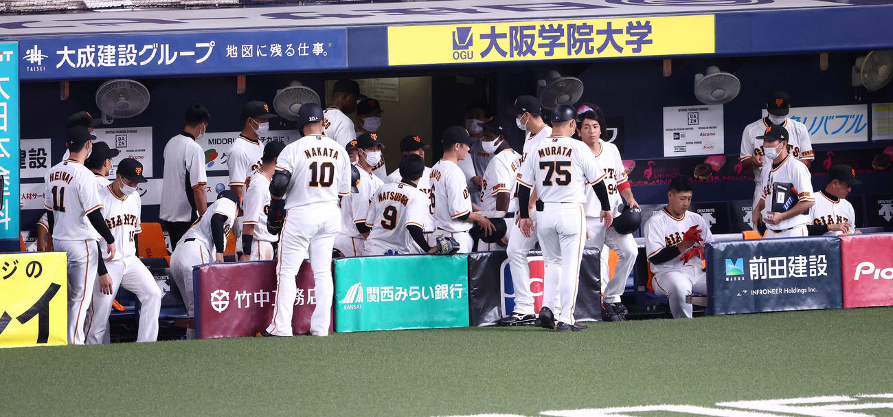 巨人対ヤクルト　ヤクルトと引き分けで試合を終え、ベンチから引き上げる巨人の選手たち（撮影・河田真司）