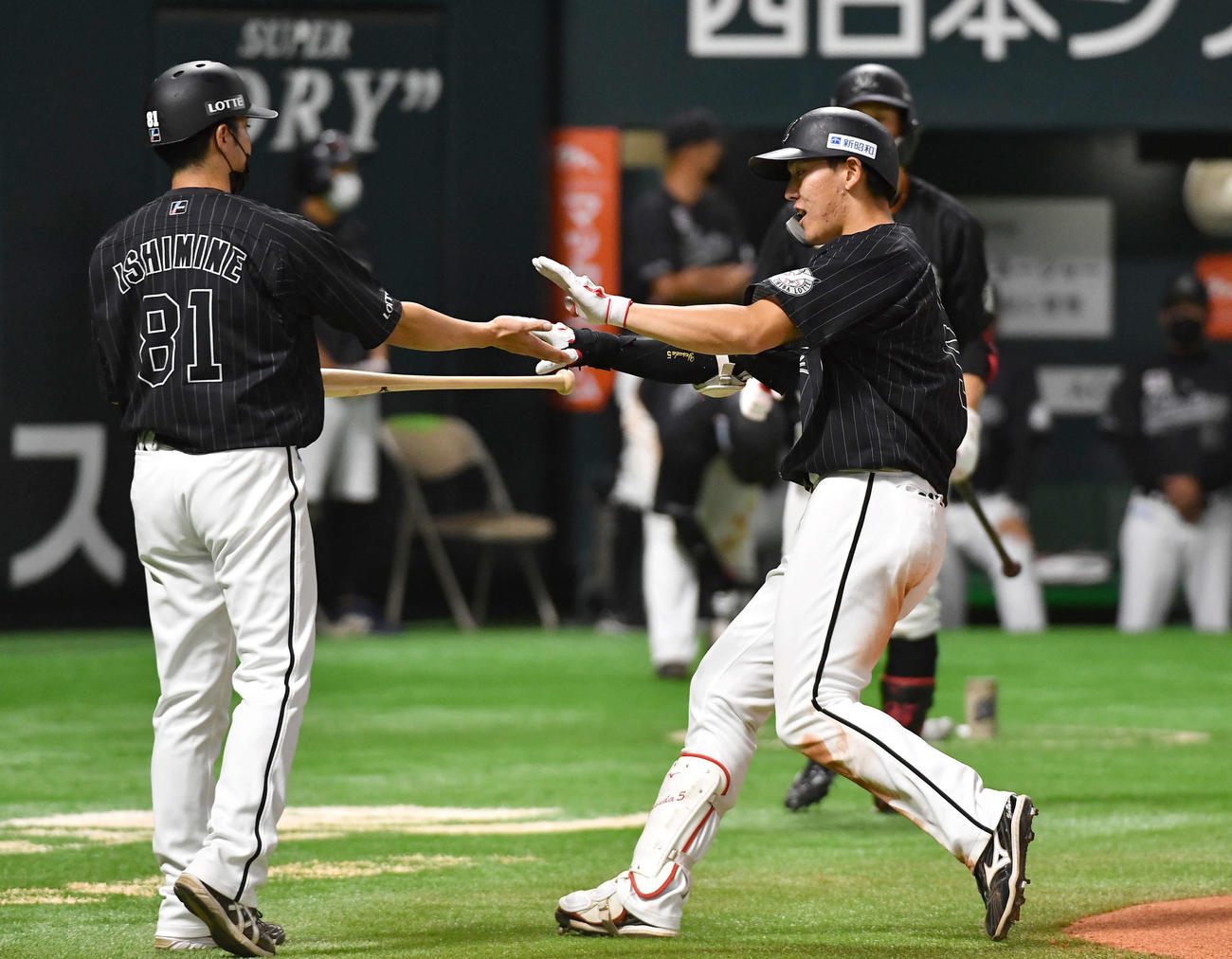 ソフトバンク対ロッテ　8回表ロッテ無死、右越え本塁打を放ち、伊志嶺コーチ（左）とタッチを交わす安田（撮影・岩下翔太）