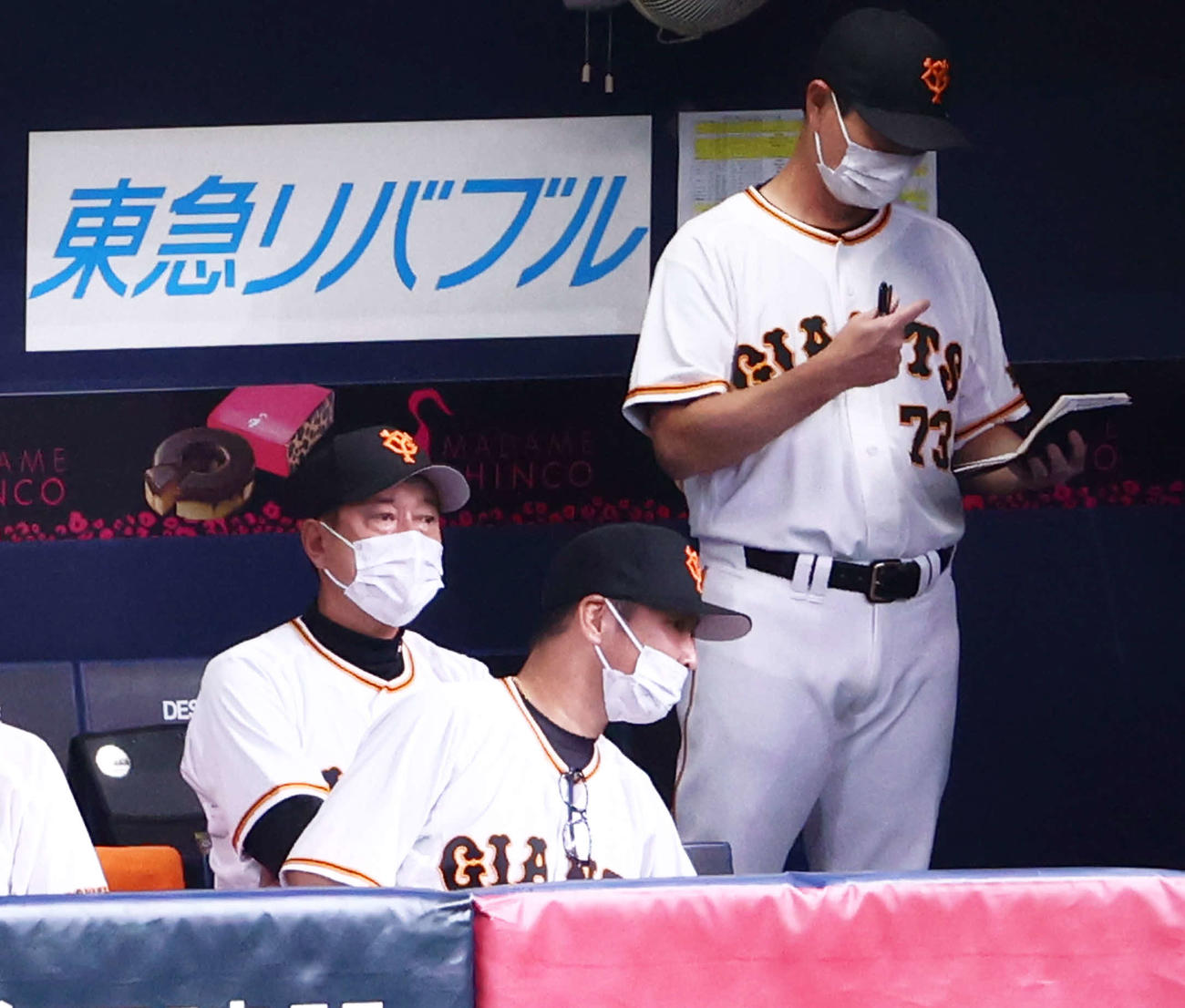 巨人対ヤクルト　7回表ヤクルト2死満塁、オスナに2点適時打を許し、ベンチで浮かない表情を見せる原監督（後方左）（撮影・河田真司）