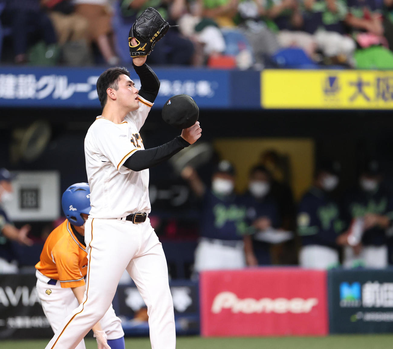 巨人対ヤクルト　7回表ヤクルト2死満塁、オスナに2点適時打を打たれる平内（撮影・狩俣裕三）