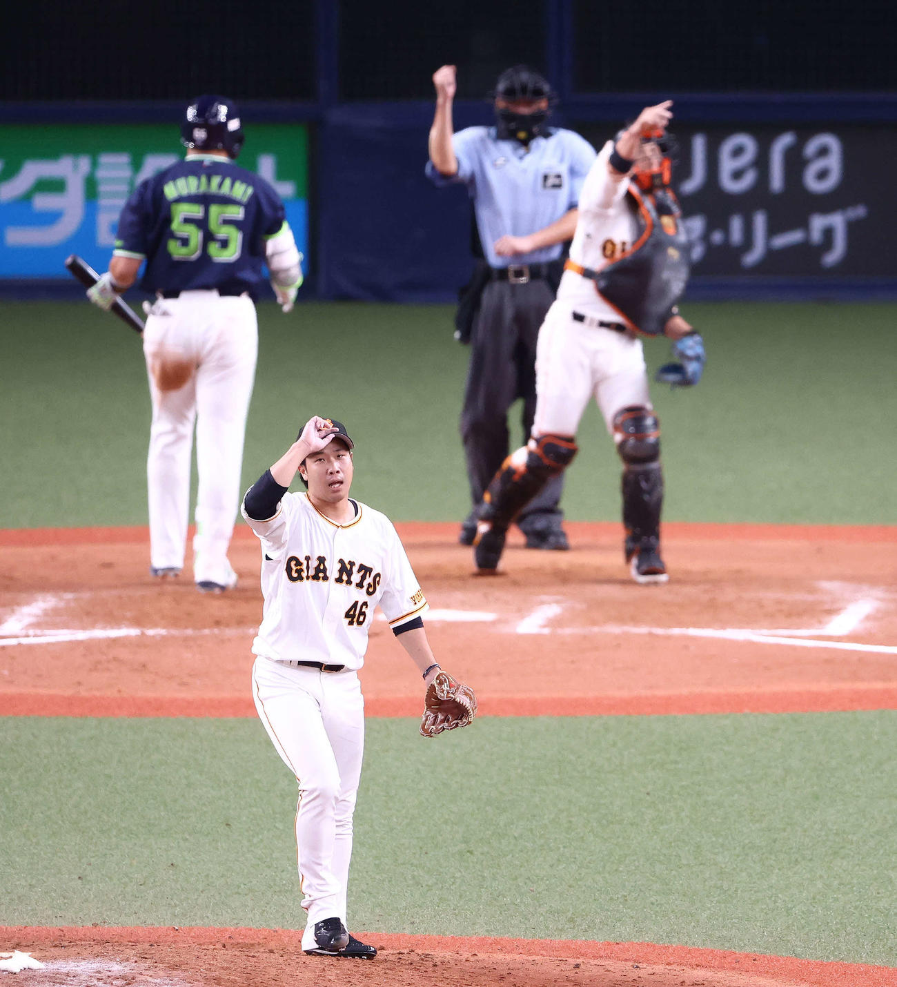 巨人対ヤクルト　12回表ヤクルト無死、村上を三振に抑える鍬原（撮影・河田真司）