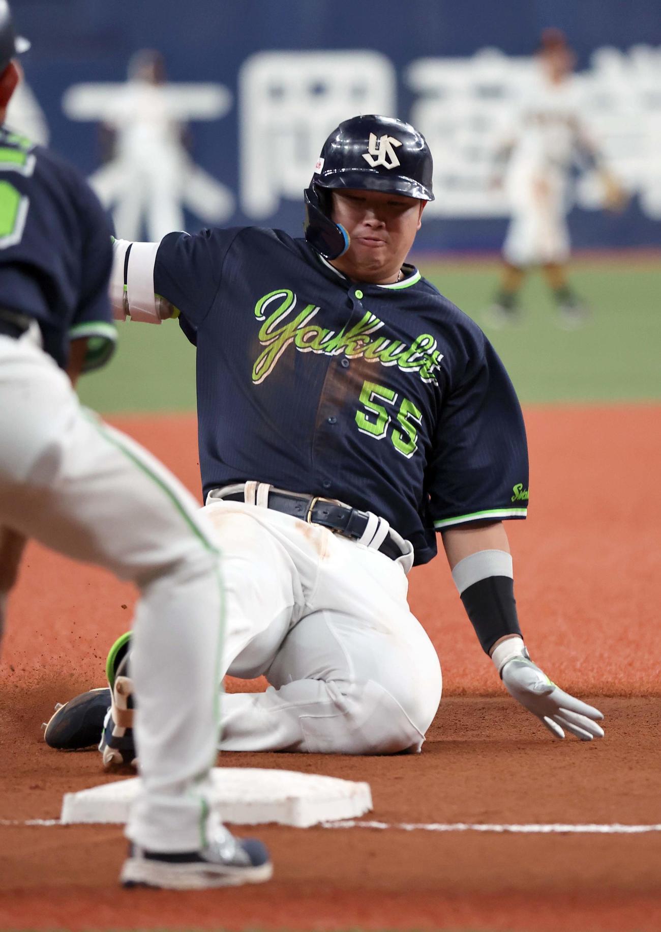 巨人対ヤクルト　4回表ヤクルト無死、村上は中越え三塁打を放ち滑り込む（撮影・上田博志）