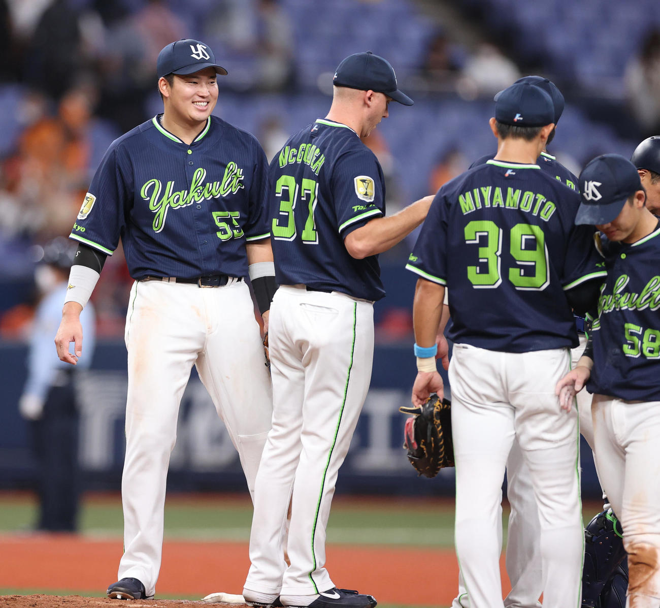 巨人対ヤクルト　試合後、引き分けに持ち込み笑顔を見せる村上（左端）らヤクルトナイン（撮影・狩俣裕三）