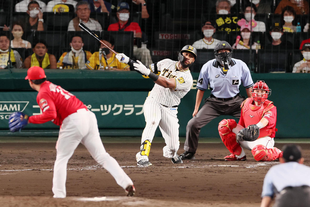 阪神対広島　5回裏阪神2死一塁、ロハスは中越え適時二塁打を放つ。投手は野村（撮影・加藤哉）
