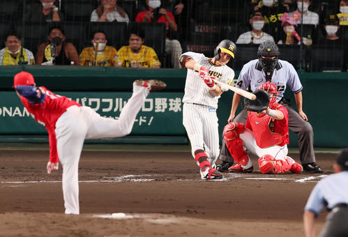 阪神対広島　2回裏阪神1死一塁、木浪は右へ二塁打を放つ。投手は野村（撮影・加藤哉）
