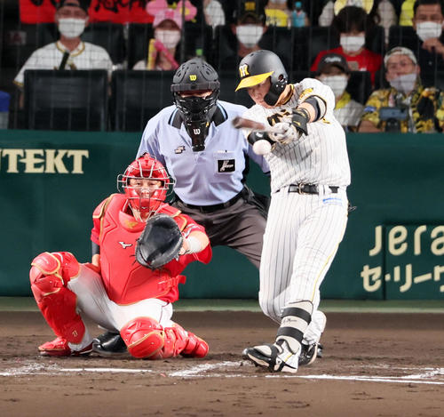 阪神対広島　3回裏阪神2死一、二塁、大山は左へ適時打を放つ（撮影・加藤哉）