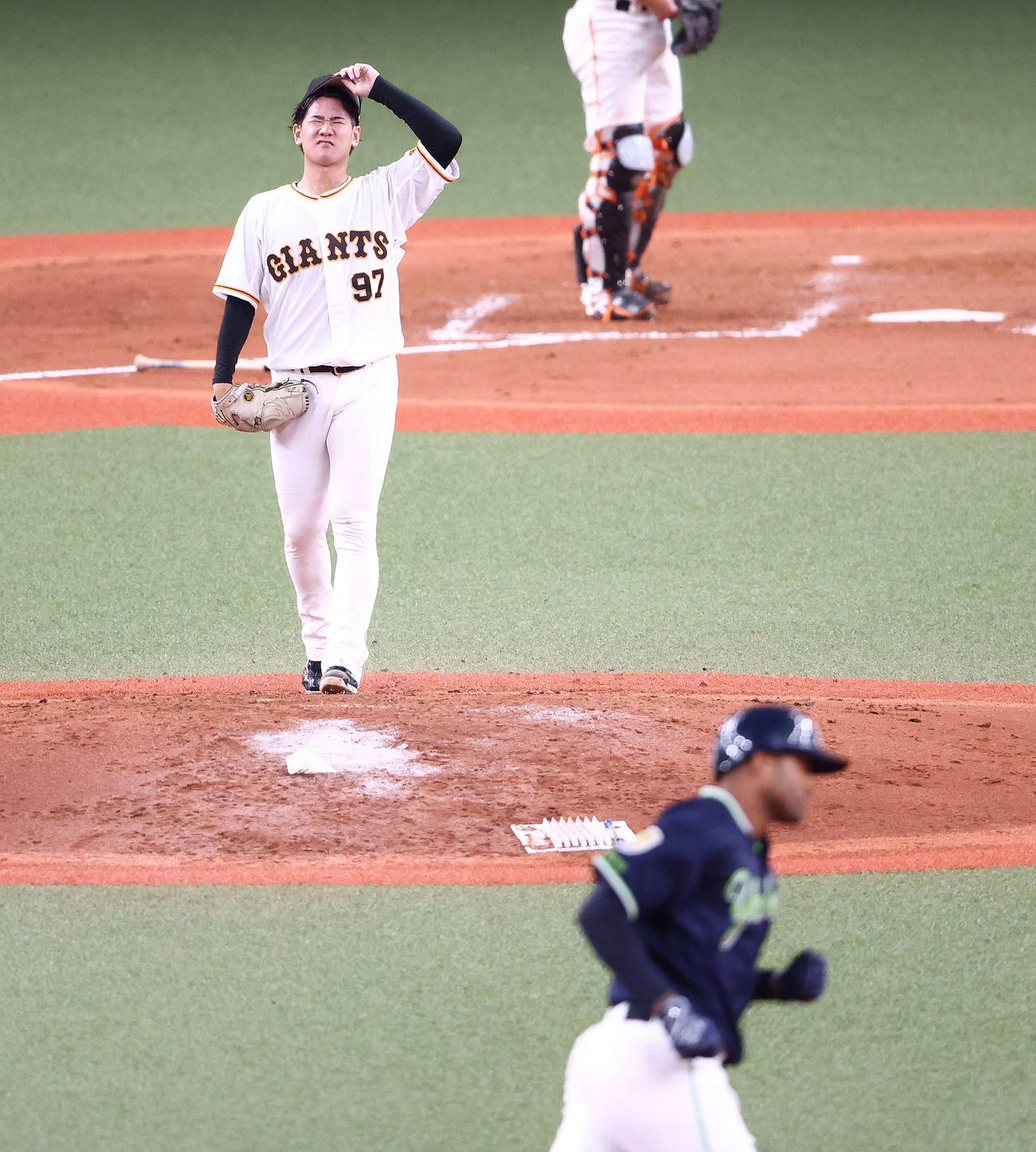巨人対ヤクルト　4回表ヤクルト1死、サンタナに同点ソロ本塁打を浴びる井上（撮影・河田真司）