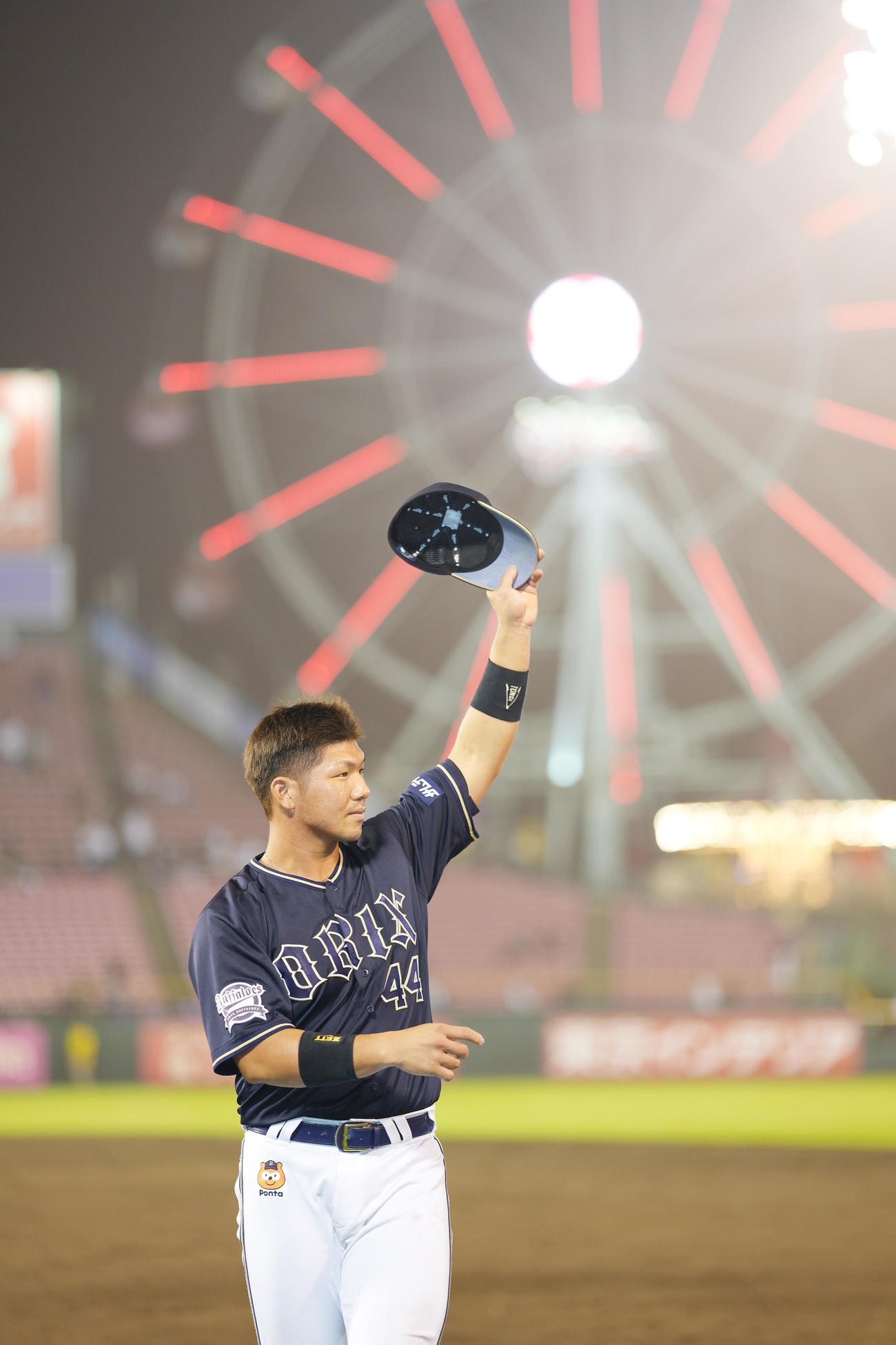 楽天対オリックス　ヒーローインタビュー後、ファンの声援に応えるオリックス頓宮（撮影・鈴木みどり）