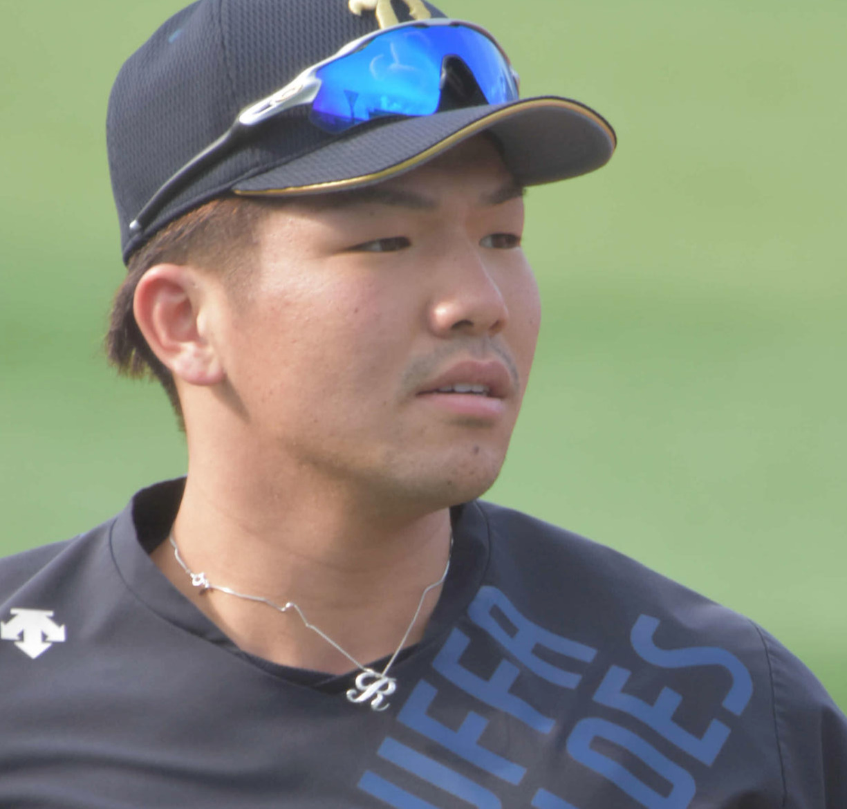 オリックス頓宮は、莉々愛ちゃん（娘・1歳）のイニシャル「R」のネックレスをつけてプレーする（撮影・真柴健）