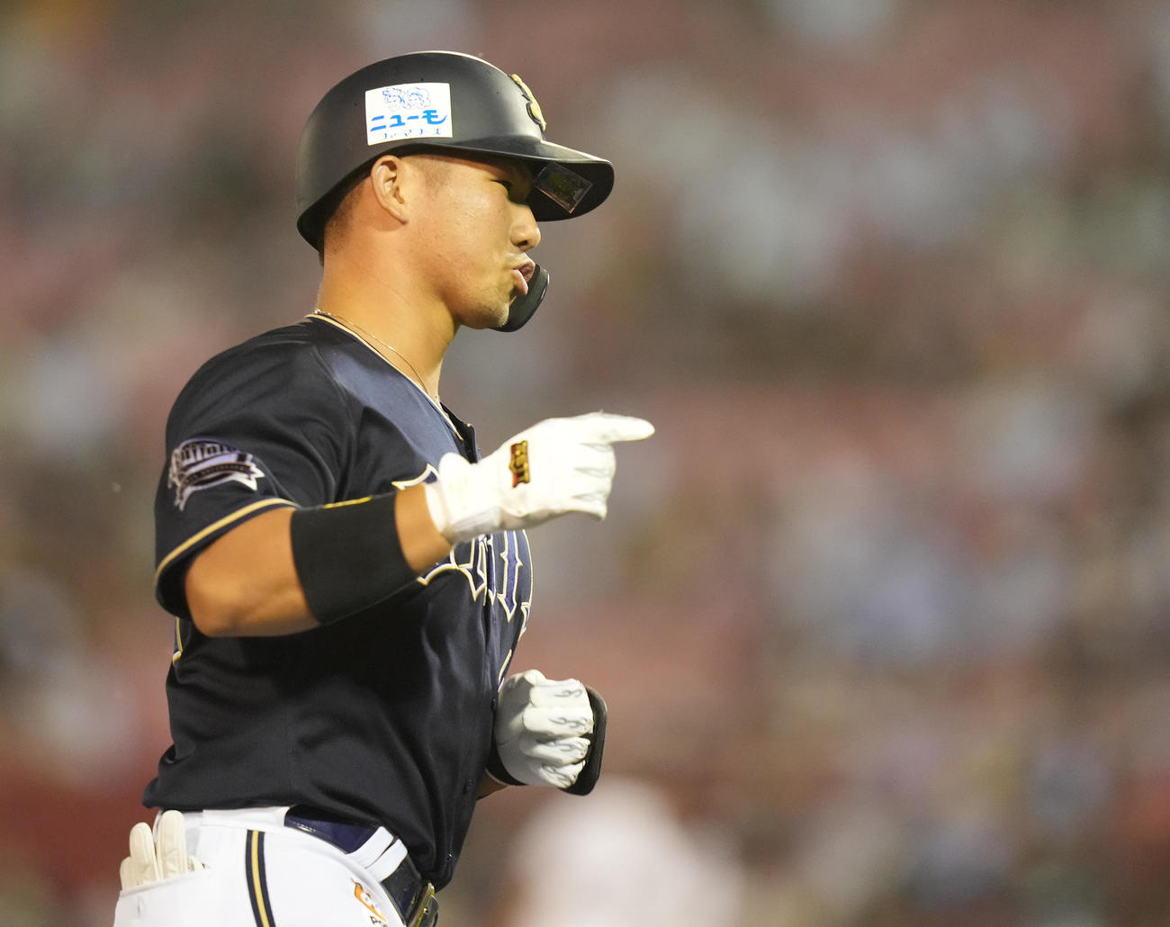 楽天対オリックス　3回表オリックス2死一、二塁、左越え3点本塁打放った頓宮はダイヤモンドをまわる（撮影・鈴木みどり）