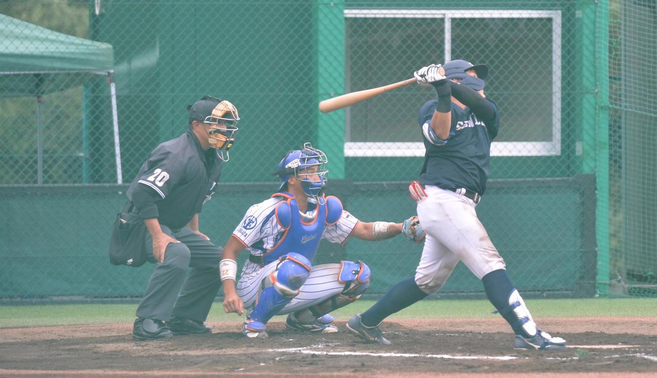 4回に特大ソロを放った仙台大・坂口（撮影・佐藤究）