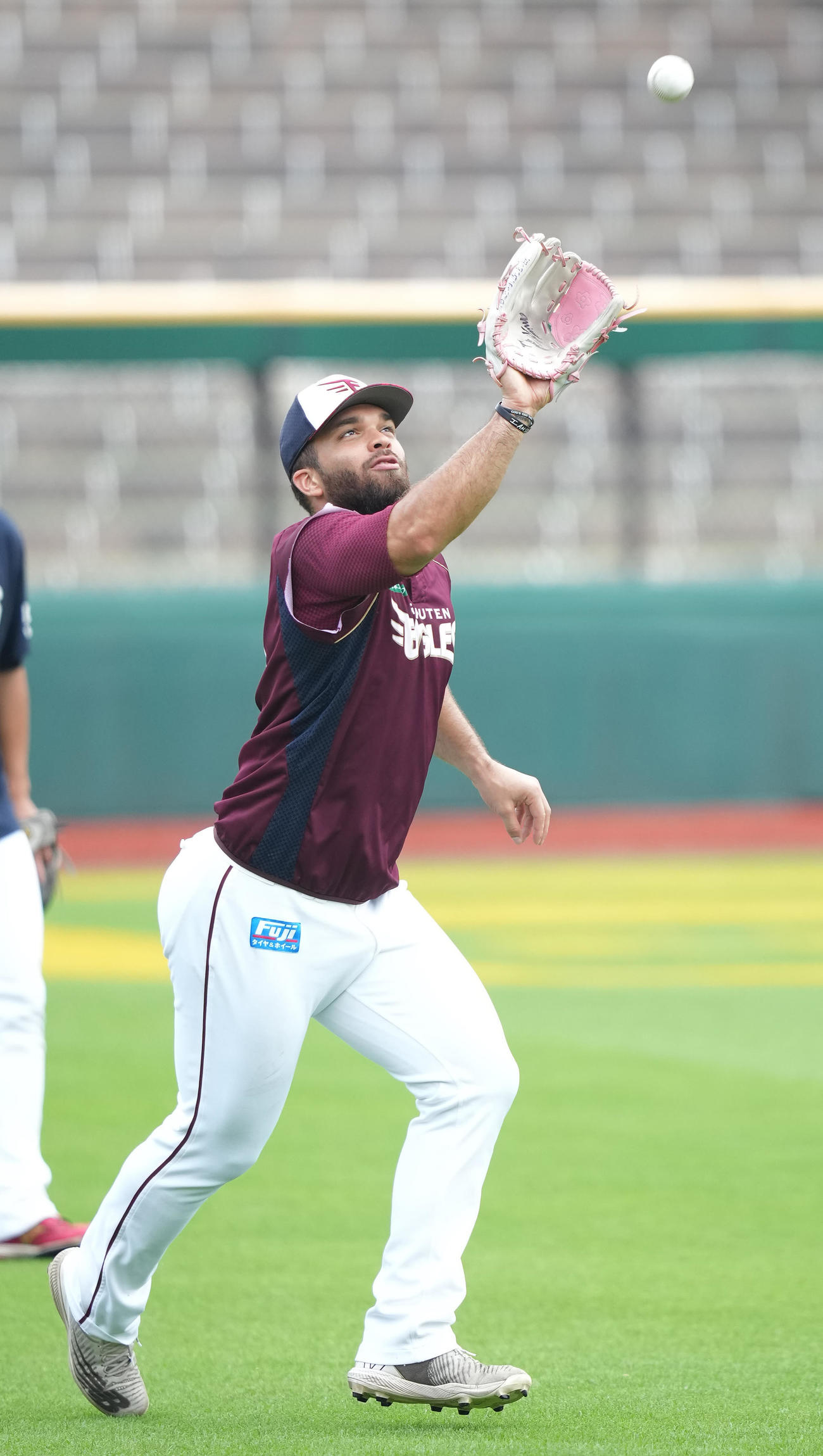 楽天対オリックス　試合前練習でノックを受ける楽天マルモレホス（撮影・鈴木みどり）