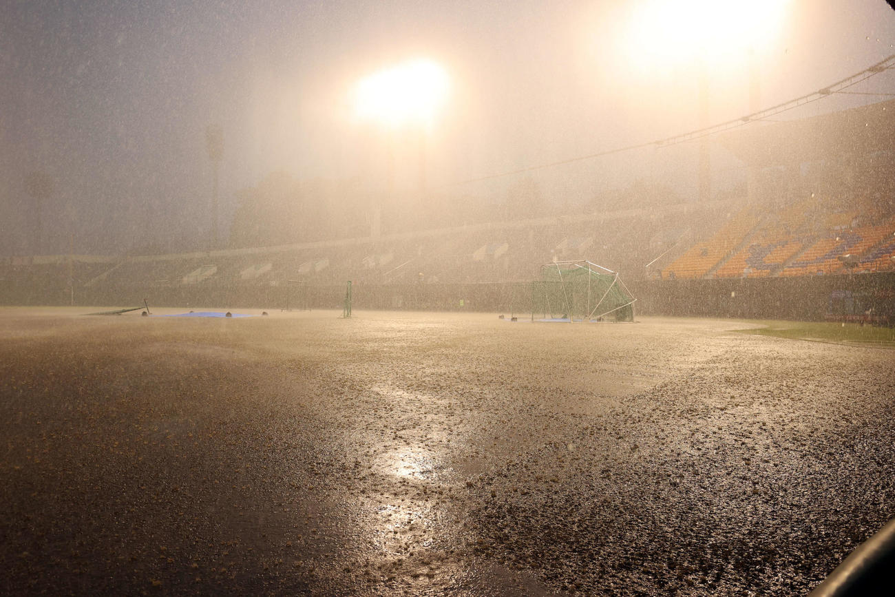 西武対日本ハム　試合前、大雨で煙る球場（撮影・浅見桂子）