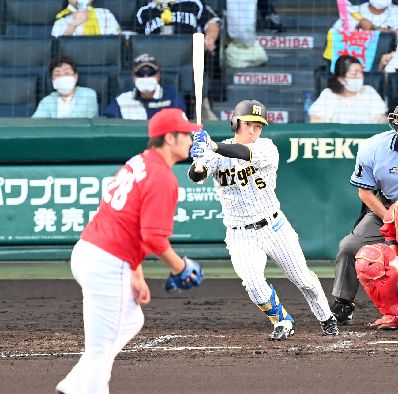 7月6日、広島戦の4回、阪神近本光司は中前打を放つ