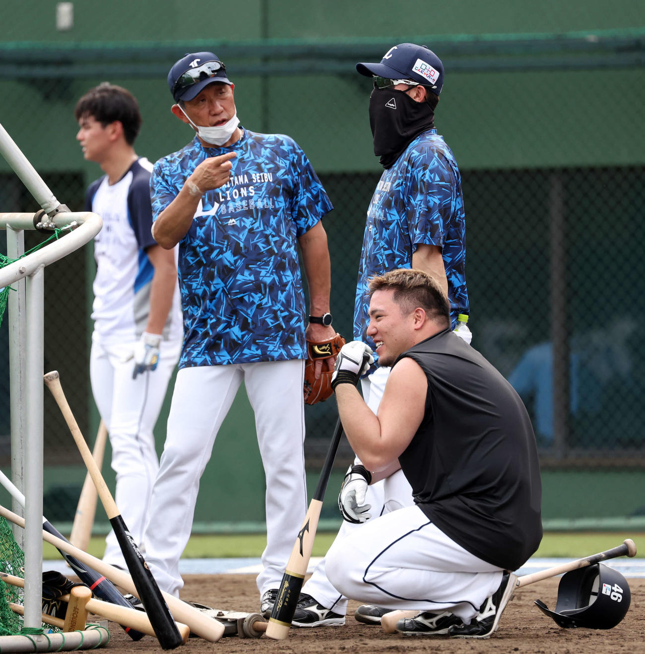 西武対日本ハム　試合前、山川（手前）らと打撃について話す西武辻監督（撮影・浅見桂子）