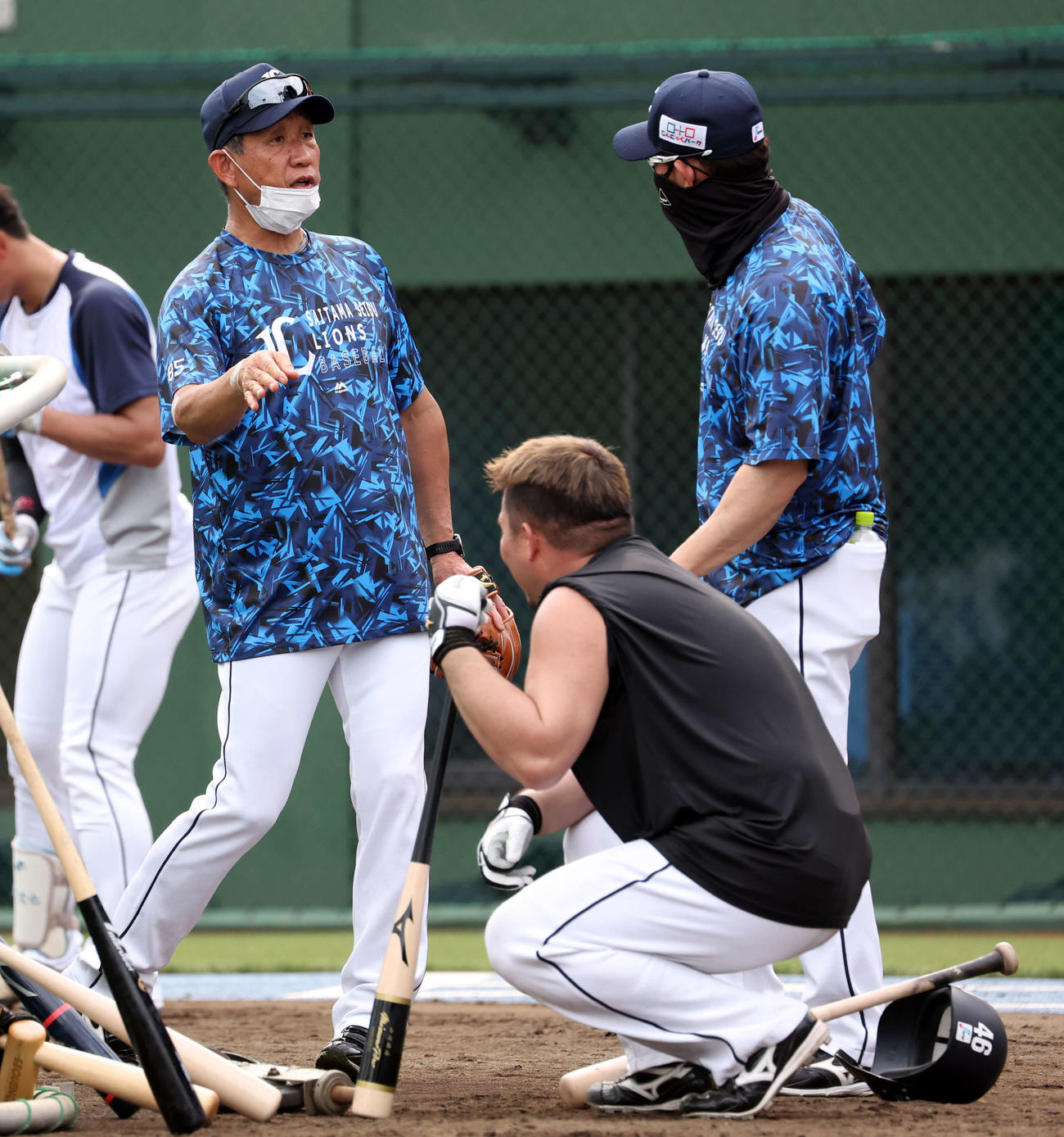 西武対日本ハム　試合前、山川（手前）らと打撃について話す西武辻監督（撮影・浅見桂子）