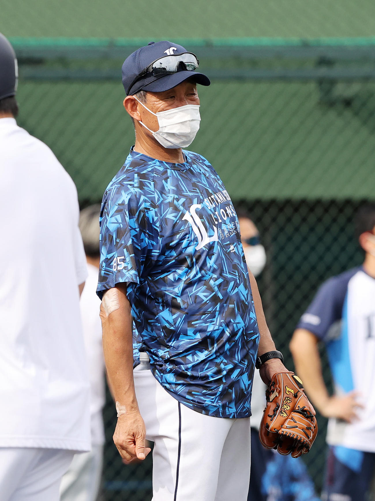 西武対日本ハム　練習を見る西武辻監督（撮影・鈴木正人）