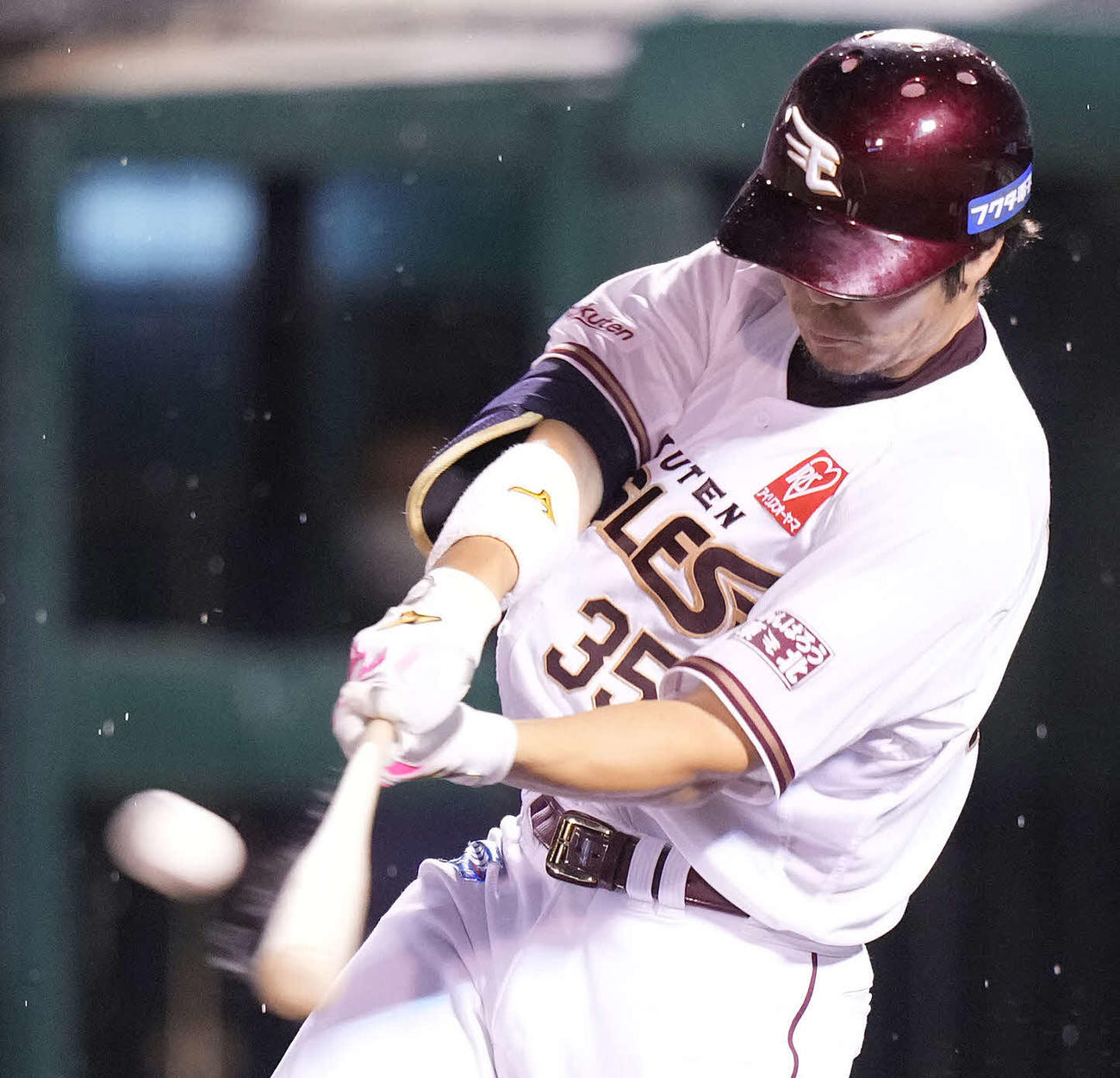楽天対オリックス　4回裏楽天無死満塁、右越え満塁本塁打を放つ島内（撮影・鈴木みどり）
