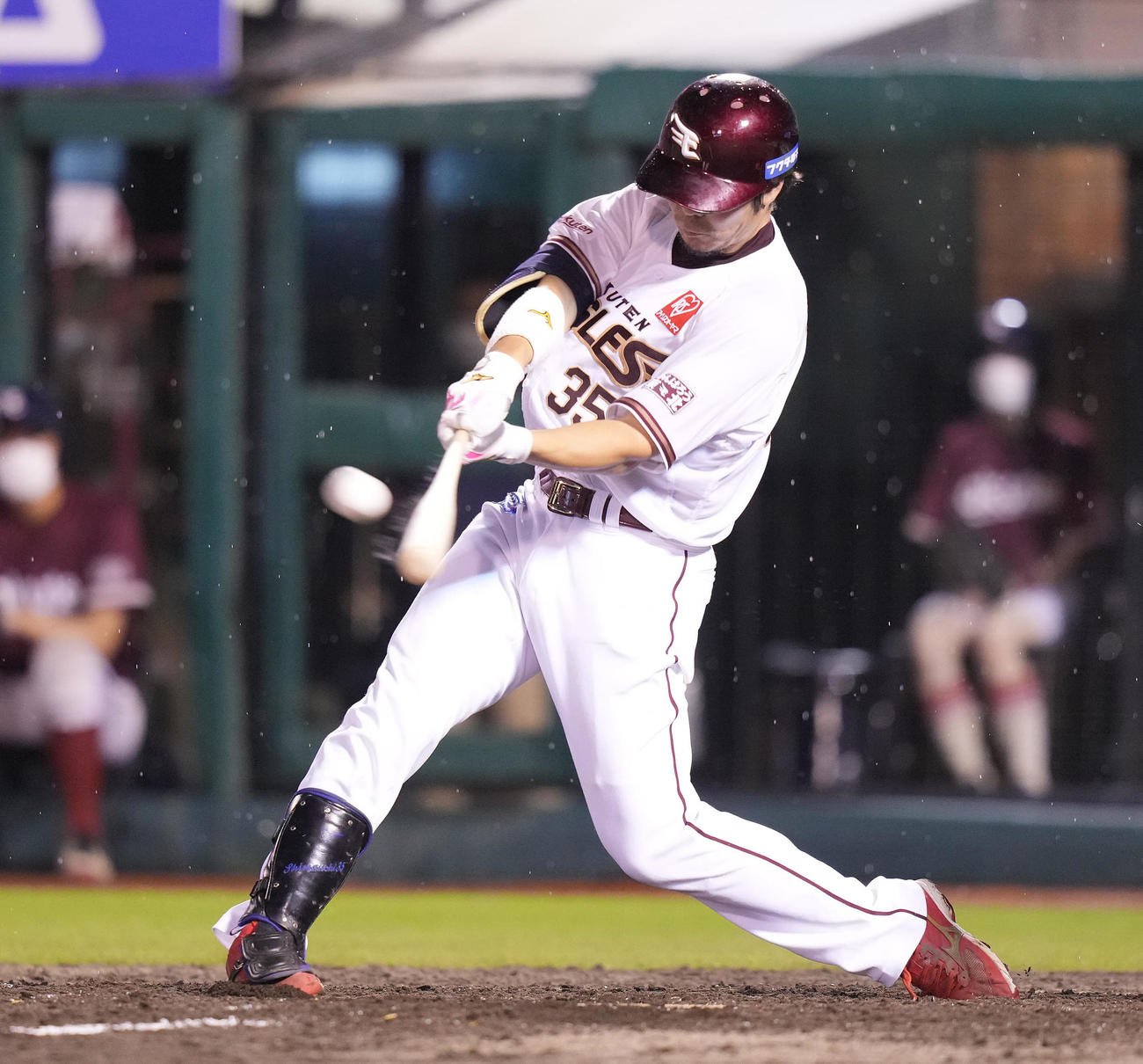 楽天対オリックス　4回裏楽天無死満塁、右越え満塁本塁打を放つ島内（撮影・鈴木みどり）