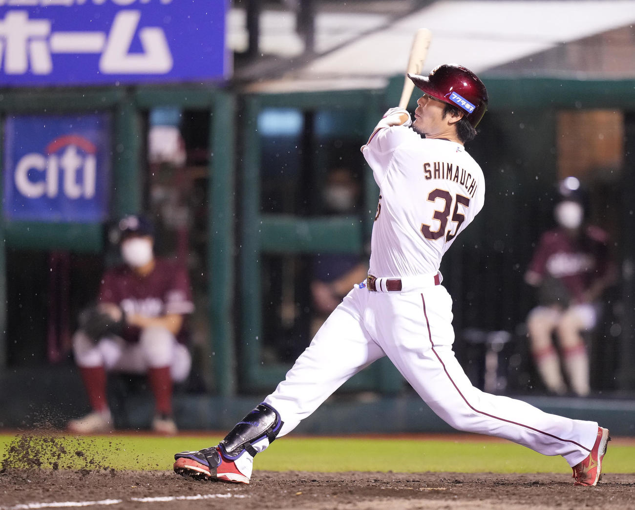 楽天対オリックス　4回裏楽天無死満塁、右越え満塁本塁打を放つ島内（撮影・鈴木みどり）