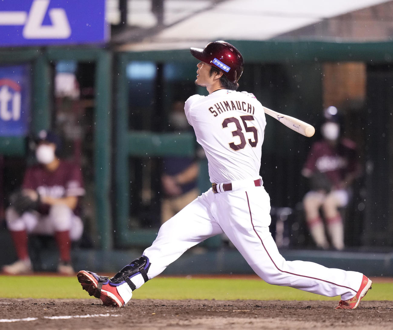 楽天対オリックス　4回裏楽天無死満塁、右越え満塁本塁打を放つ島内（撮影・鈴木みどり）