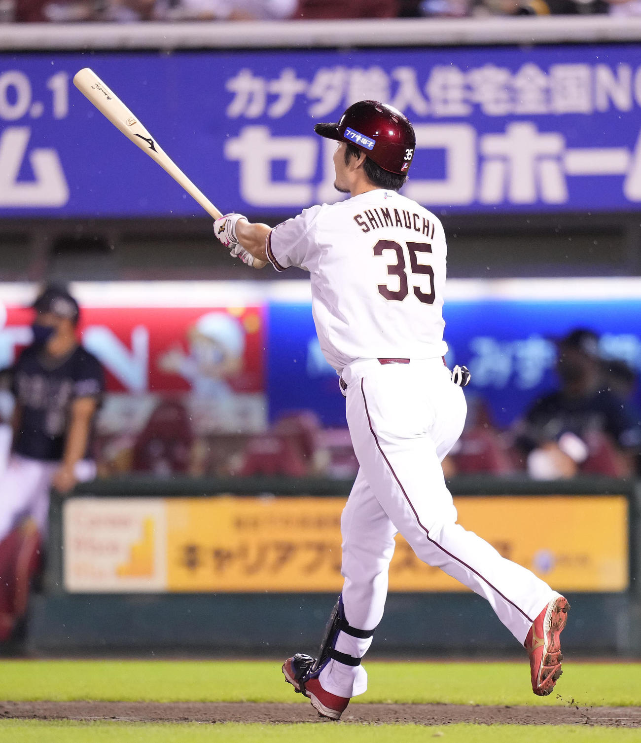 楽天対オリックス　4回裏楽天無死満塁、右越え満塁本塁打を放った島内はバットを持ったまま一塁へ向かう（撮影・鈴木みどり）