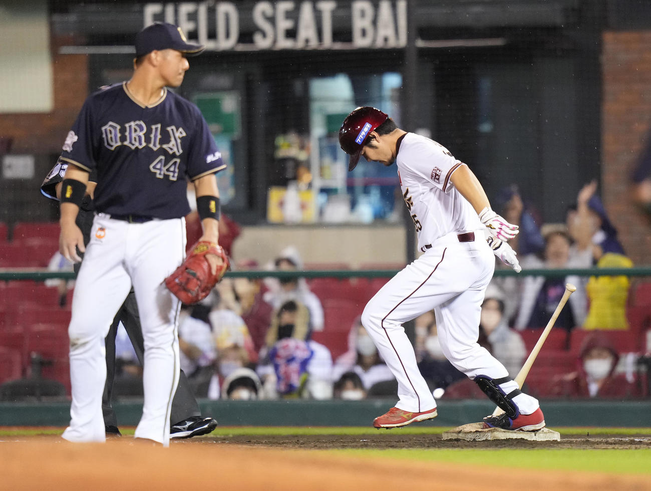 楽天対オリックス　4回裏楽天無死満塁、右越え満塁本塁打の島内（右）は一塁ベースに到達した際、ようやくバットを置く。一塁手頓宮（撮影・鈴木みどり）
