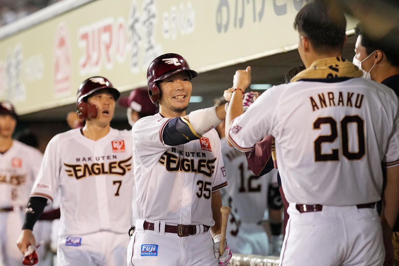 楽天対オリックス　4回裏楽天無死満塁、右越え満塁本塁打を放った島内（中央）はナインと笑顔でハイタッチ（撮影・鈴木みどり）