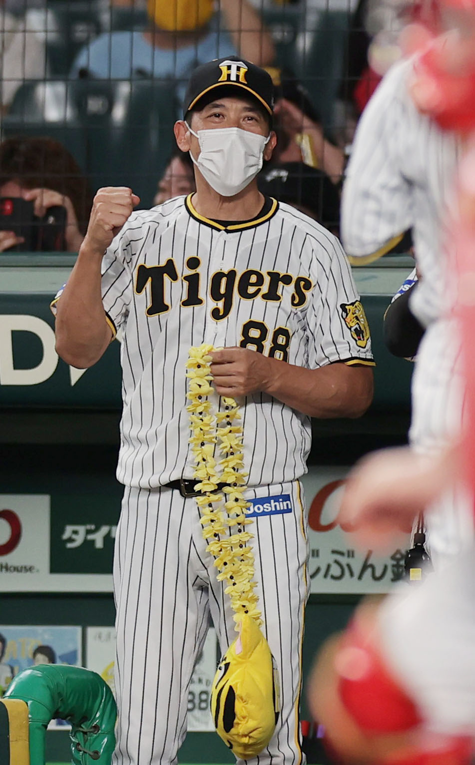 阪神対広島　5回裏阪神1死、右越えソロ本塁打を放った近本をガッツポーズで迎える矢野監督（撮影・前田充）