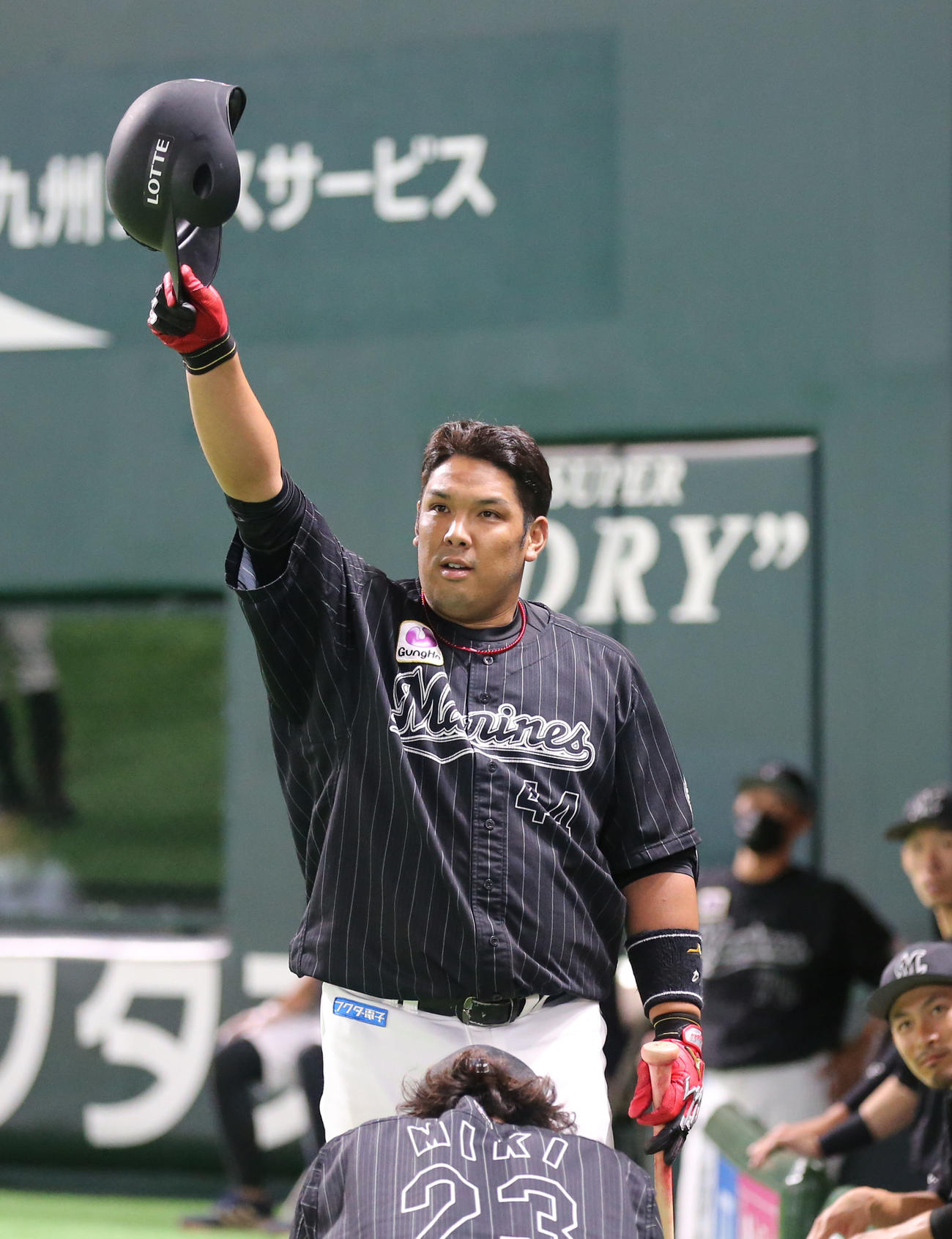 ソフトバンク対ロッテ　2回表ロッテ1死、井上は先制の右越え本塁打を放ち、ポーズを決める（撮影・屋方直哉）