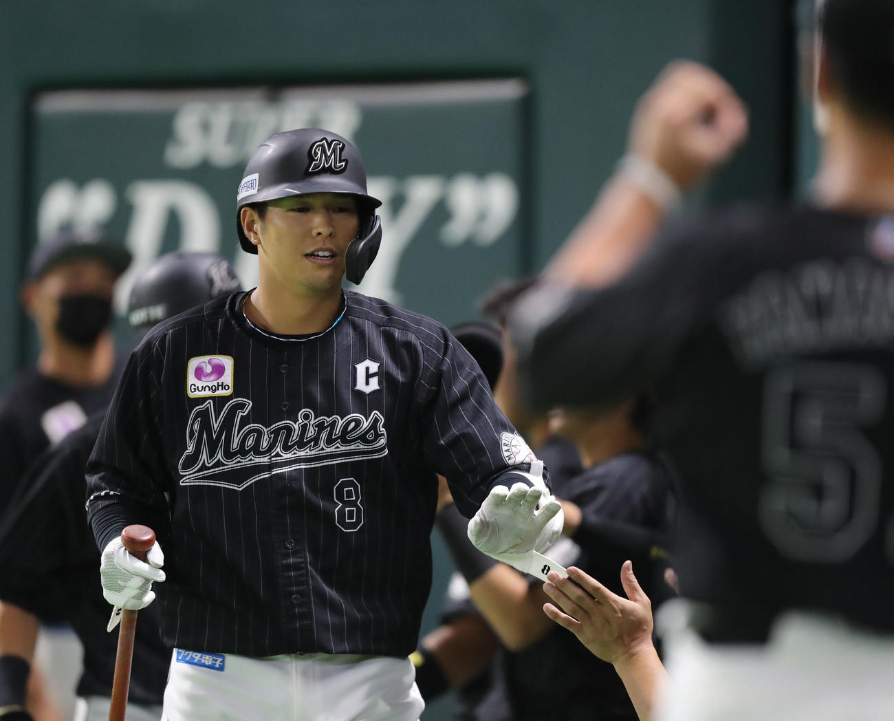 ソフトバンク対ロッテ　9回表ロッテ2死二塁、中村は左越えの2点本塁打を放ち、ナインとハイタッチをする（撮影・屋方直哉）