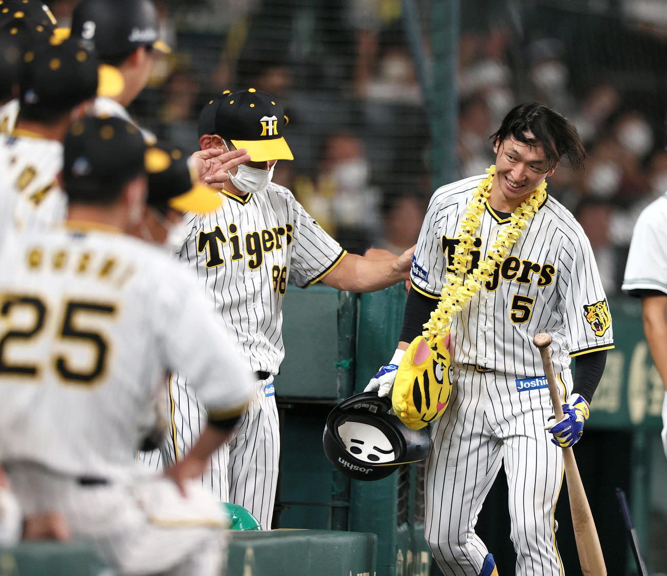 阪神対広島　5回裏阪神1死、近本（右）は右越え本塁打を放ち矢野監督から虎メダルの祝福を受ける（撮影・上山淳一）