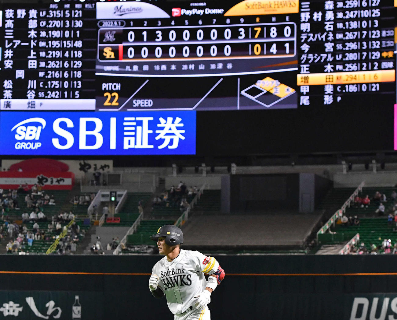 ソフトバンク対ロッテ　9回裏ソフトバンク2死一、二塁、投ゴロに倒れて試合終了となり、引き揚げる増田（撮影・岩下翔太）