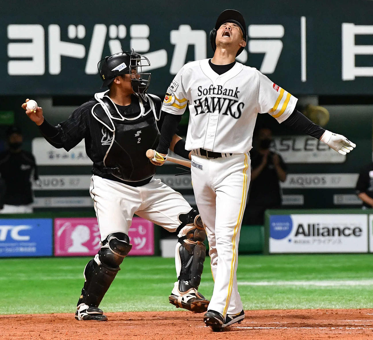 ソフトバンク対ロッテ　8回裏ソフトバンク無死、見逃し三振に倒れ、悔しそうに天を仰ぐ三森（右）（撮影・岩下翔太）
