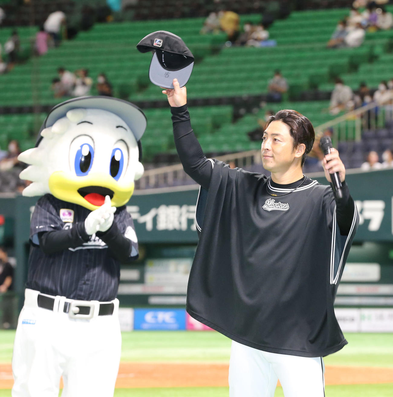 ソフトバンク対ロッテ　ヒーローインタビュー後、観客に手を振る美馬（撮影・屋方直哉）